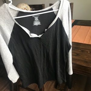 black and grey quarter sleeve tee